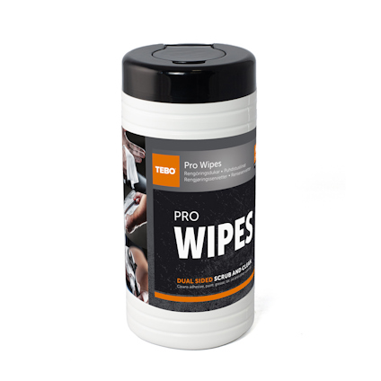 Vit förpackning av rengöringsdukar med svart lock, märkningen "Pro Wipes" och "Dual Sided Scrub and Clean".