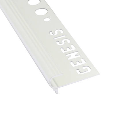 Aluminiumprofil med perforeringar och texten "GENESIS" stansad i materialet.