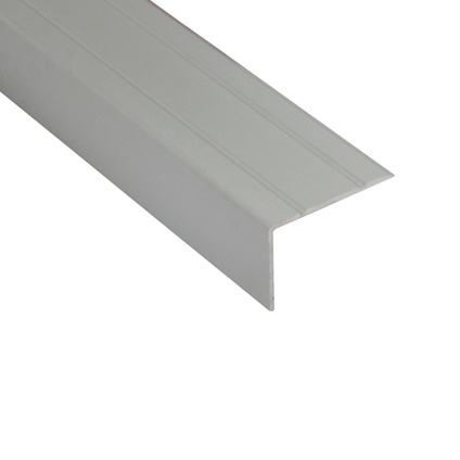 Aluminiumprofil med matt yta och L-formad design.