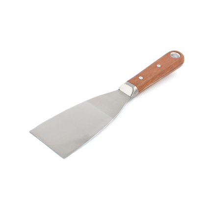 Stålspackel med trähandtag och flat, rektangulär metallblad.