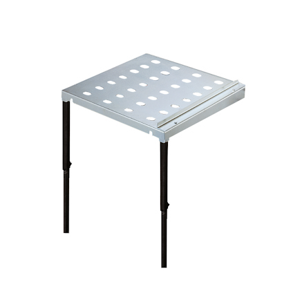 Kvadratiskt tillsatsbord i metall med perforerad yta och justerbara svarta ben.