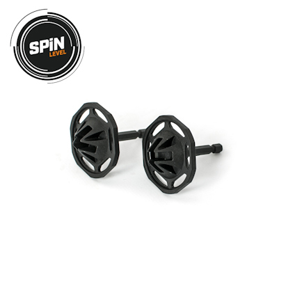 Svarta skruvuttagare med polygonala huvuden och runda skaft på vit bakgrund. Text: "SPIN LEVEL".