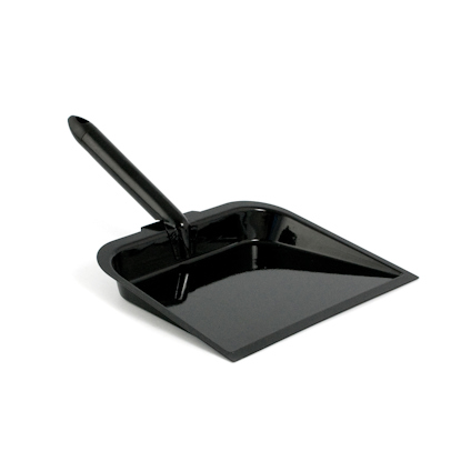 Svart metallisk sopskyffel med kort skaft och upphöjda kanter.