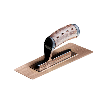 Handhållen slätspackel med trähandtag och metallplatta.
