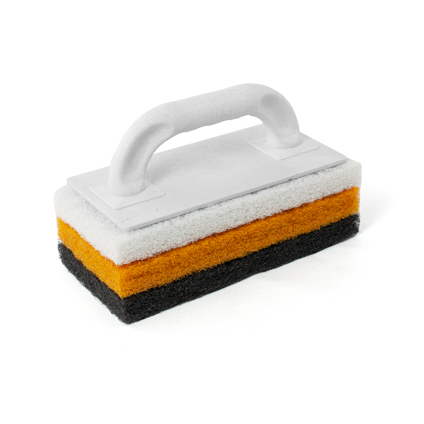 Skurblock med handtag, består av tre lager i vitt, orange och svart.