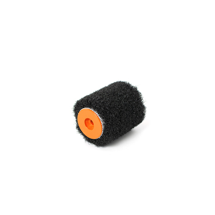 Svart spackelroller med orange plasthål i mitten.