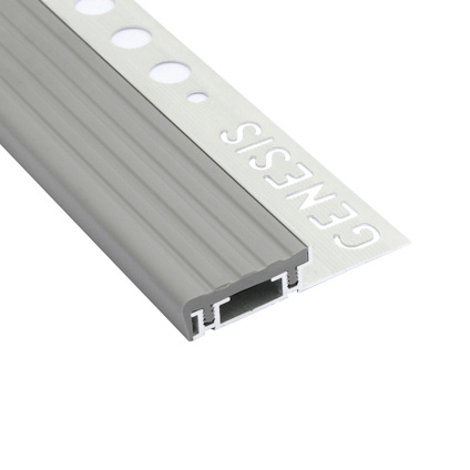 Grå trappnos i aluminium/PVC med texten "GENESIS", perforerat fäste på ena sidan.