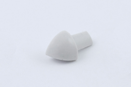 Ljusgrått, konformat plastföremål på en vit bakgrund.