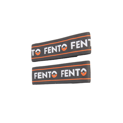 Två svarta spännband med texten "FENTO" i vitt och orange detaljering.