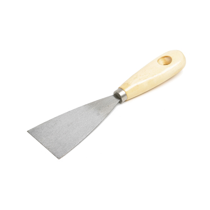 Spackelspade med metallblad och trähandtag, liggande på vit bakgrund.