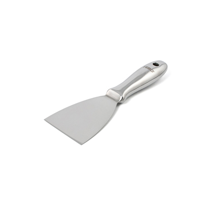 Ett flexibelt stålspackel med metallhandtag och hål upptill, liggande på en vit bakgrund.