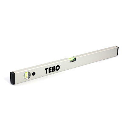 Vattenpass i aluminium med två libeller och svarta ändskydd, märkt med texten "TEBO".