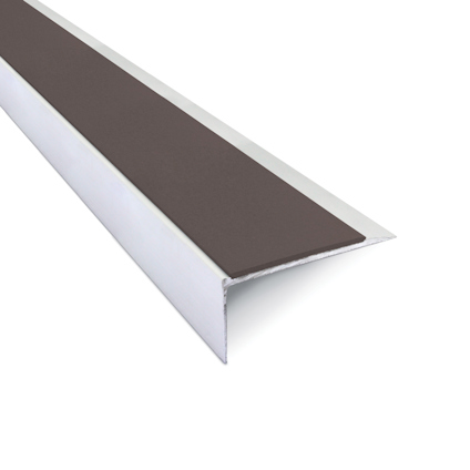 Svart trappnos i aluminium med snedställd kantprofil och slät ovansida.