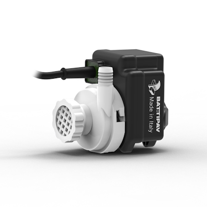 Elektrisk vattenpump med svart hölje, vitt fäste och kabel. Märkt "Battipav Made in Italy".