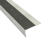 Svart aluminiumprofil med halkskyddad yta, utformad som en L-formad list.