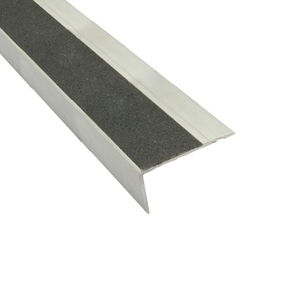 Svart aluminiumprofil med halkskyddad yta, utformad som en L-formad list.
