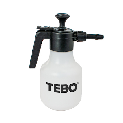 Vit tryckspruta med svart handtag och munstycke. Texten "TEBO" står på sprutans kropp.