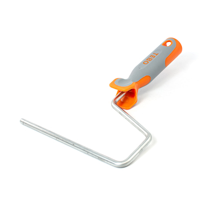 Färghandtag med orange och grått grepp, böjd metallstång för en färgroller.