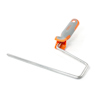 Orange och grå handtag med ett metallfäste i vinklad form för att hålla rullar.