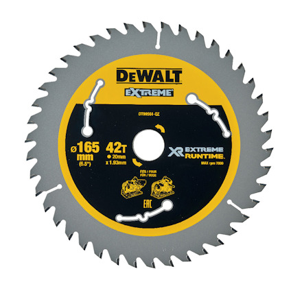 Cirkulär sågklinga med silverfärgade tänder och gul märkning med DeWalt-logotyp och specifikationer.