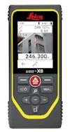 Handhållen avståndsmätare med skärm som visar en byggnadsinteriör och mätdata, märkt "Leica DISTO X6".