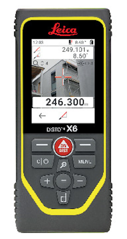Handhållen avståndsmätare med skärm som visar en byggnadsinteriör och mätdata, märkt "Leica DISTO X6".
