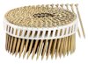 Skruvar i en spiralformad plastband, delvis urpackade, med gulaktig metallfinish.