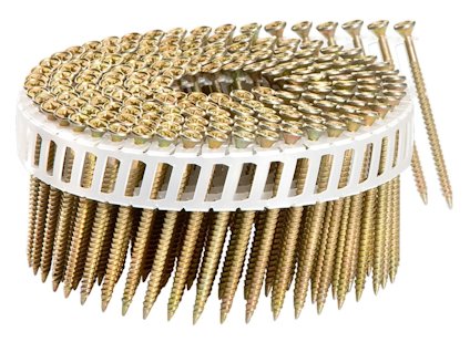 Skruvar i en spiralformad plastband, delvis urpackade, med gulaktig metallfinish.