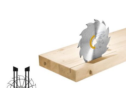 Cirkelsågklinga i metall med gul detalj, placerad på ett ljust trästycke.