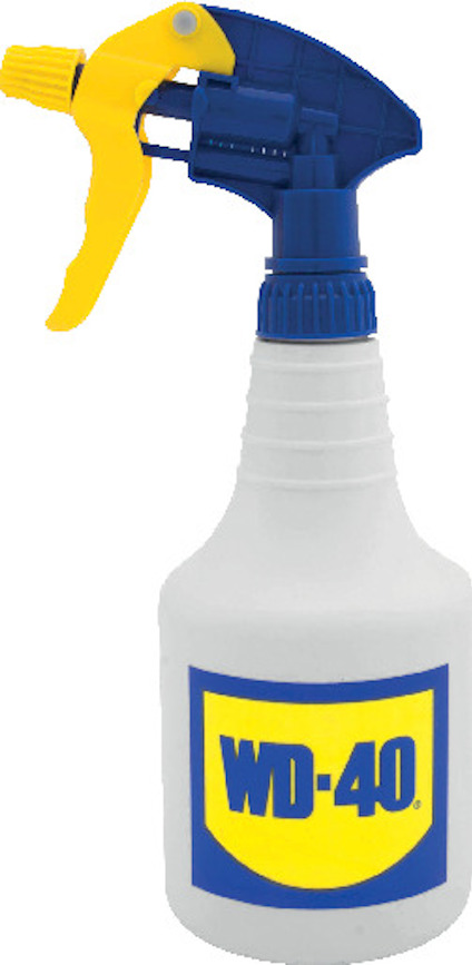 Vit sprayflaska med blått och gult munstycke. Etikett med texten "WD-40" på framsidan.