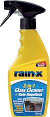 Sprayflaska med etikett "Rain-X 2-in-1 Glass Cleaner + Rain Repellent" på gul flaska.