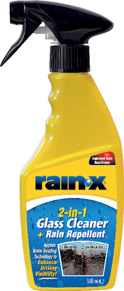 Sprayflaska med etikett "Rain-X 2-in-1 Glass Cleaner + Rain Repellent" på gul flaska.
