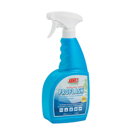 Blå sprayflaska med etikett med texten "PROFLASH Professional Product, Multi-Functional Detergent, Rengöringsmedel" och logotyp.