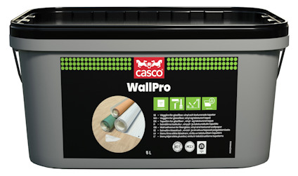 Grå hink med svart lock märkt "Casco WallPro", dekorerad med grönt mönster och bilder av tapeter och verktyg.