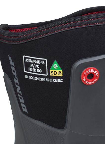 Svart och grå Dunlop-stövel med säkerhetsmärkning: ASTM F2413-18, S5 CI CR SRC. Hänvisning till EN ISO 20345:2011.