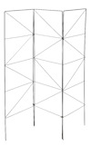 Svart metallspaljé med tre sektioner och geometriskt mönster, fristående mot vit bakgrund.