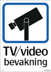 Skylt med kameraikon och texten "TV/video bevakning" i svart på vit bakgrund.