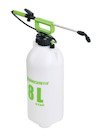 Vit och grön tryckspruta med handtag och munstycke. Texten "8L (2.11 gallon)" syns på behållaren.