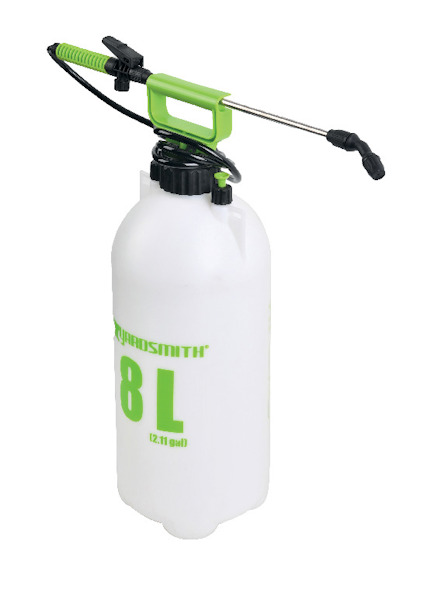 Vit och grön tryckspruta med handtag och munstycke. Texten "8L (2.11 gallon)" syns på behållaren.