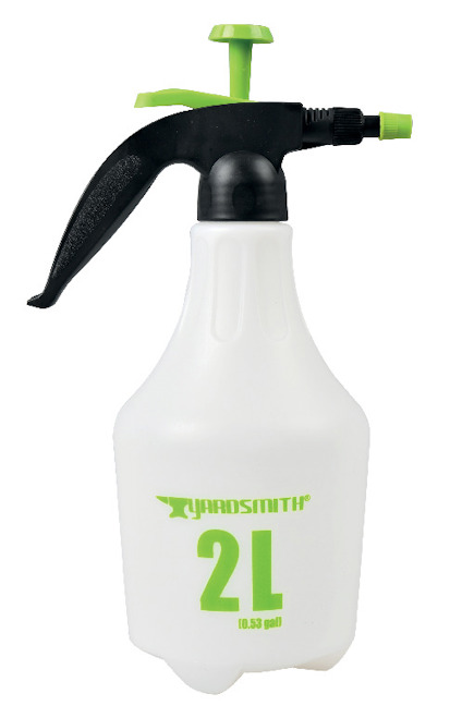 Vit tryckspruta med svart handtag och grön text. Text: "YARDSMITH 2L (0.53 gal)".