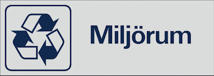 Skylt med återvinningssymbol och texten "Miljörum" i blått på ljus bakgrund.