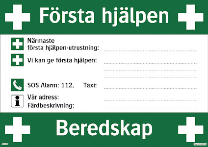 Grön och vit skylt med texten "Första hjälpen" och symboler för sjukvård. Platser för instruktioner och kontaktinformation.