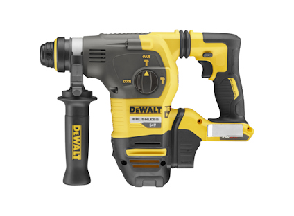 Gul och svart Dewalt borrmaskin med svart handtag och flera reglage på sidan.