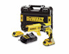 Skruvdragare med gul och svart design, två batterier, laddare och förvaringsväska med DEWALT-logotyp.