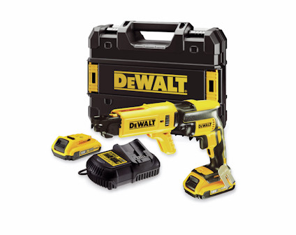 Skruvdragare med gul och svart design, två batterier, laddare och förvaringsväska med DEWALT-logotyp.