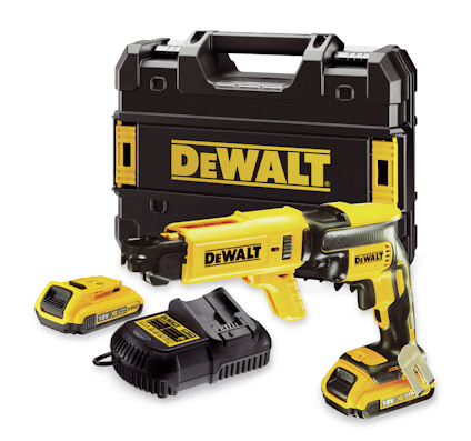 Skruvdragare med batterier, laddare och hårdplastväska, märkt "DEWALT".