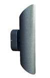 Grå vägglampa med halvcirkelformad design, sedd från sidan, monterad på en rektangulär bas.
