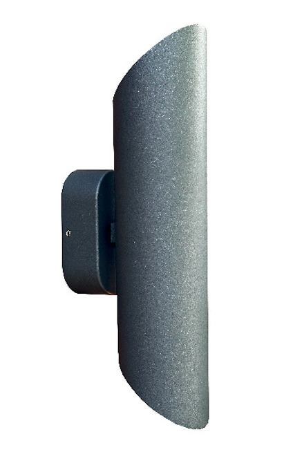 Grå vägglampa med halvcirkelformad design, sedd från sidan, monterad på en rektangulär bas.