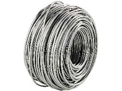 Rulle av silvrig metalltråd tätt lindad i en cirkulär form.