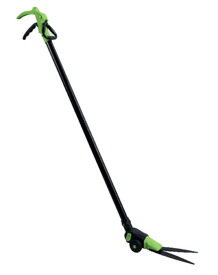 Grässax med långt skaft och grönt handtag, svarta blad och svart skaft.